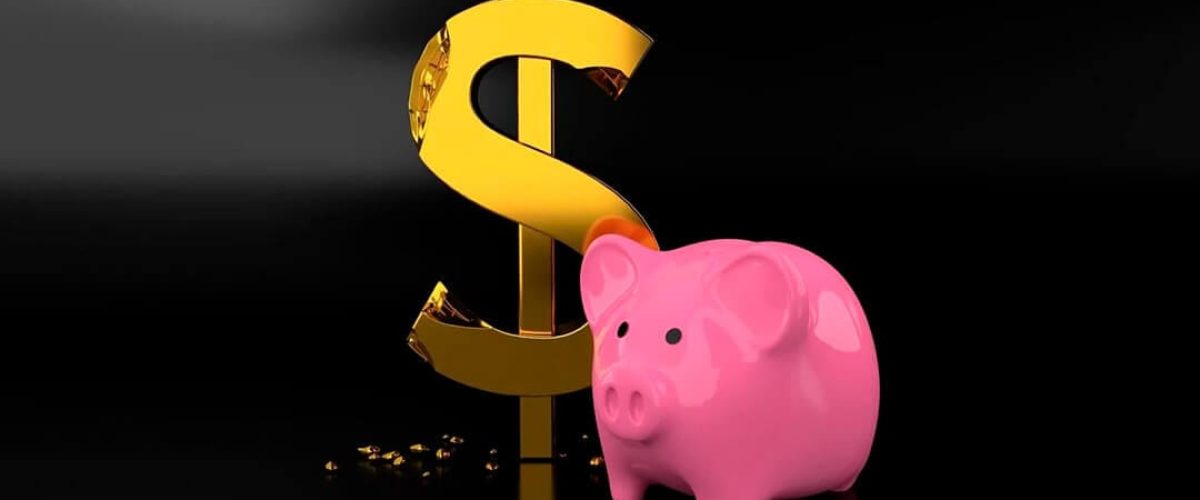 Cofre em formato de porco com o simbolo de dinheiro atrás dele mostrando como economizar
